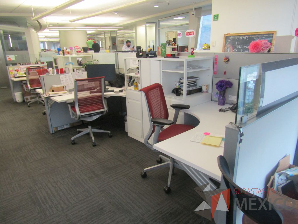 Lote 021 - Estación de trabajo para 7 personas de mampara baja con 7 gabinetes altos metálicos color blanco - Imagen 4