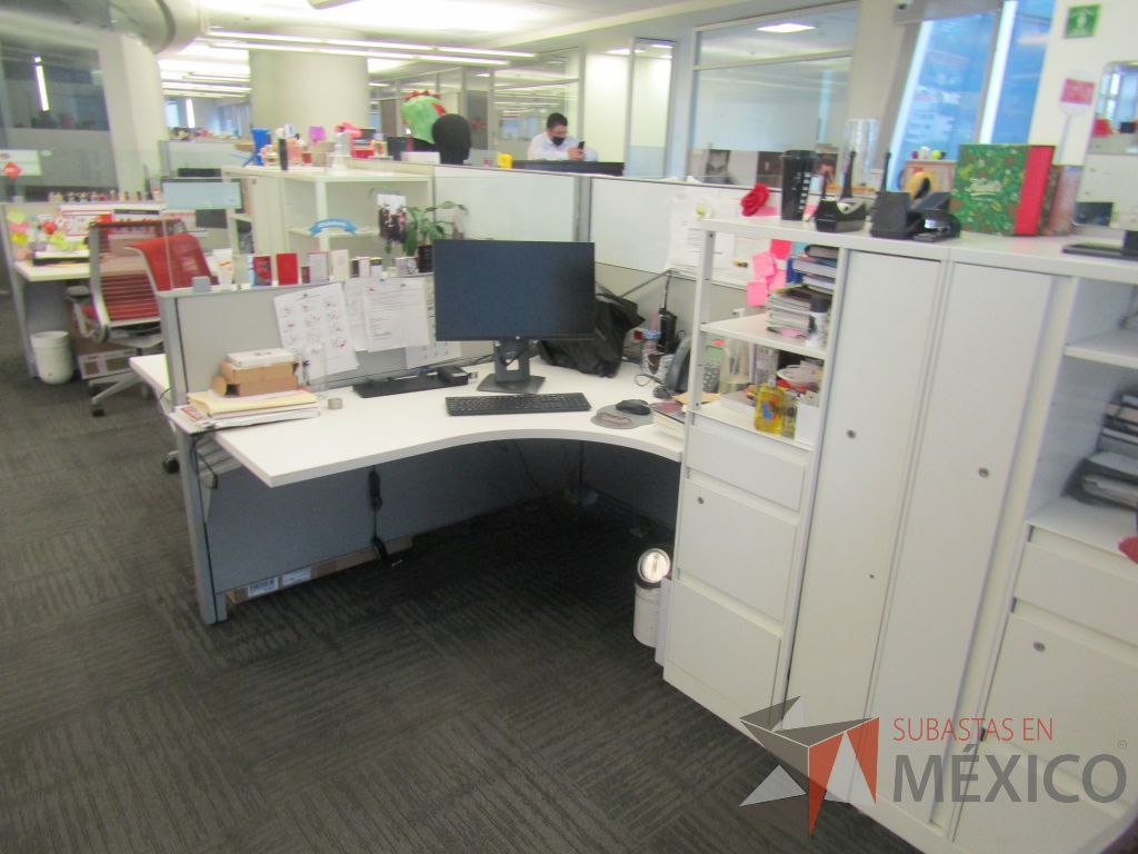 Lote 021 - Estación de trabajo para 7 personas de mampara baja con 7 gabinetes altos metálicos color blanco - Imagen 6