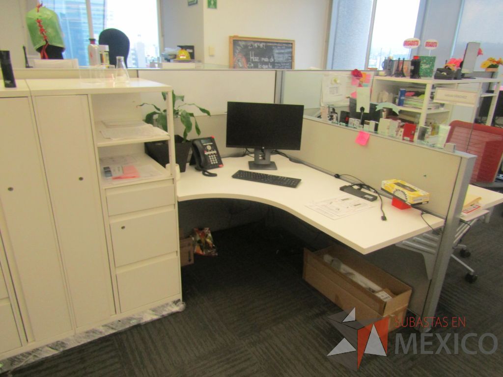 Lote 021 - Estación de trabajo para 7 personas de mampara baja con 7 gabinetes altos metálicos color blanco - Imagen 7