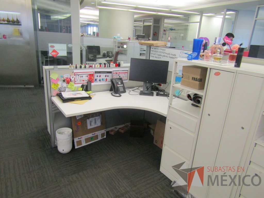Lote 021 - Estación de trabajo para 7 personas de mampara baja con 7 gabinetes altos metálicos color blanco - Imagen 8