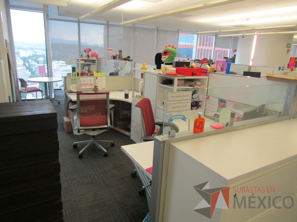 Lote 021 - Estación de trabajo para 7 personas de mampara baja con 7 gabinetes altos metálicos color blanco - Imagen 9