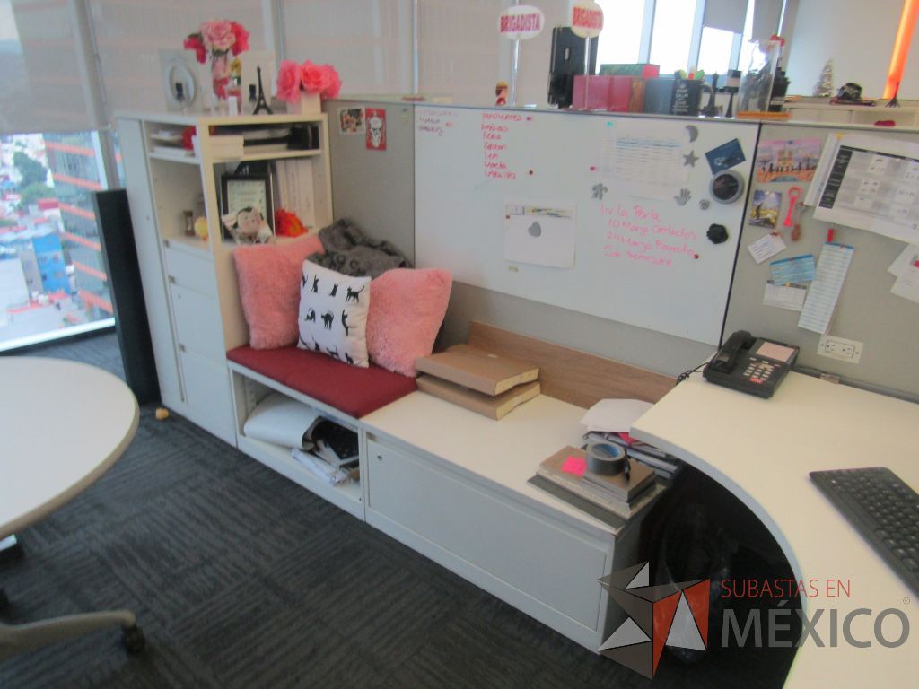 Lote 021 - Estación de trabajo para 7 personas de mampara baja con 7 gabinetes altos metálicos color blanco - Imagen 10