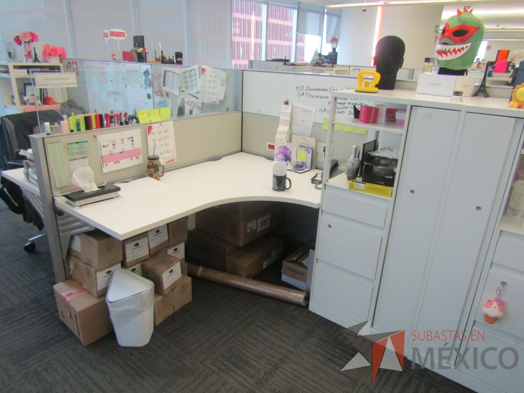 Lote 021 - Estación de trabajo para 7 personas de mampara baja con 7 gabinetes altos metálicos color blanco - Imagen 12