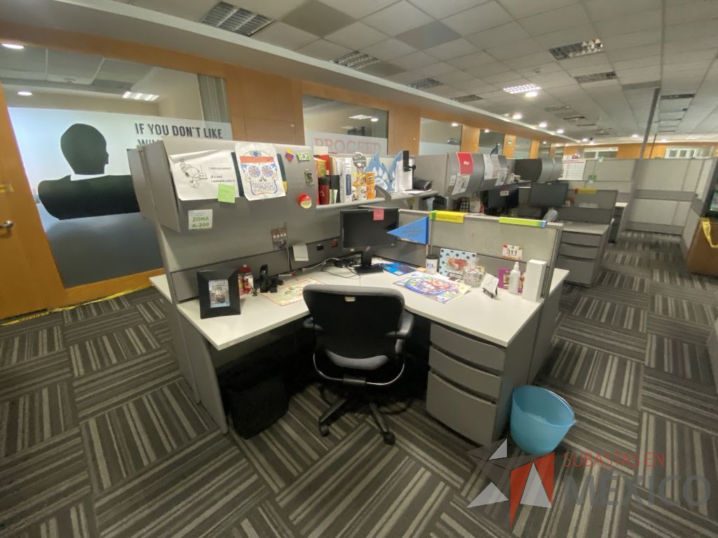 Lote 056 - Estación de trabajo para 10 personas de mampara alta con 10 gavetas - Imagen 7