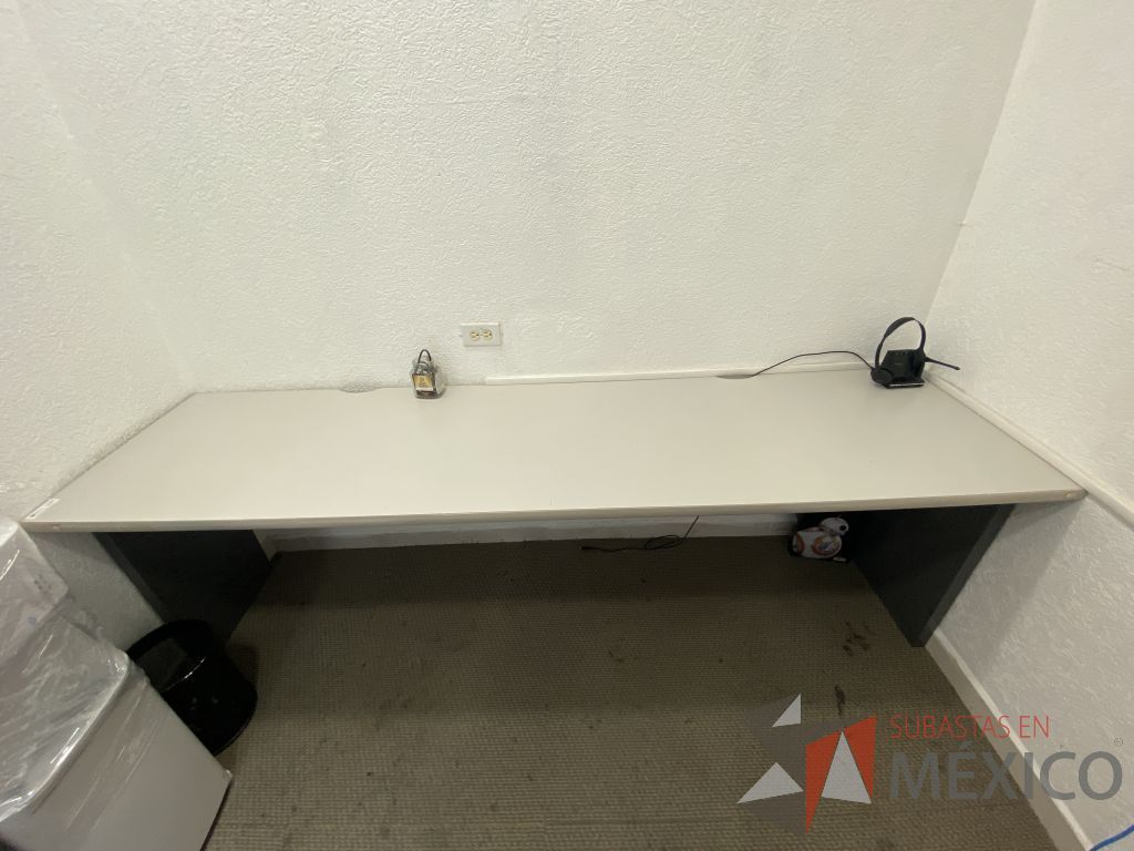 Lote 062 - Mesa de trabajo rectangular empotrada para 2 personas con base metálica y cubierta color gris - Imagen 2