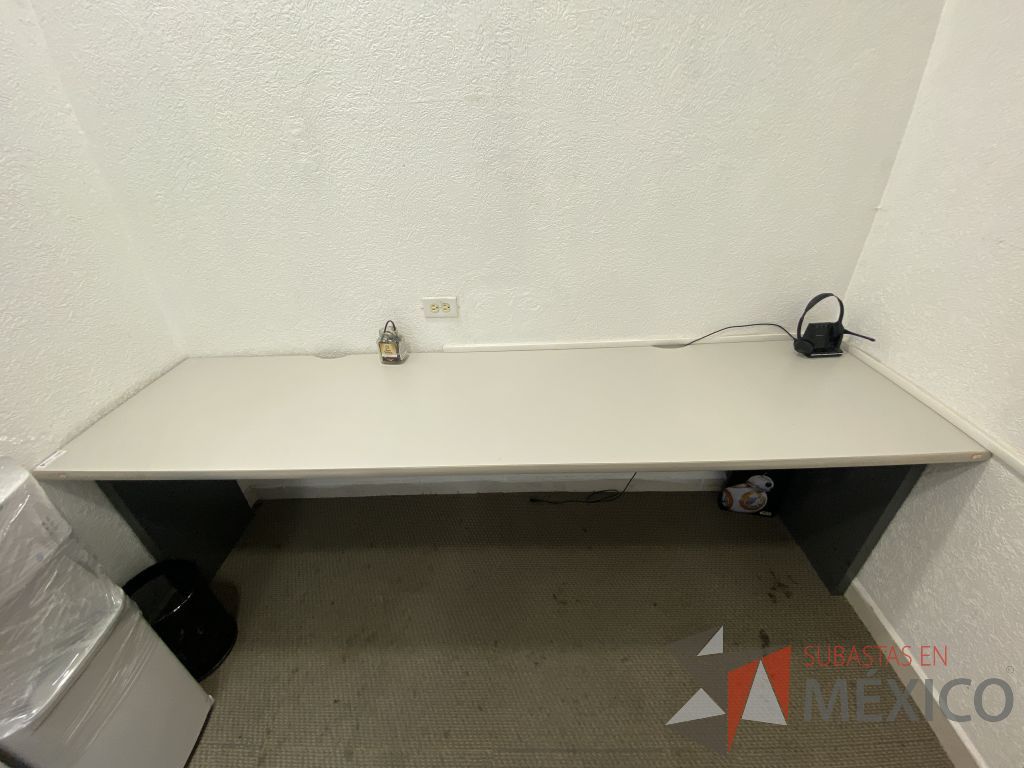 Lote 062 - Mesa de trabajo rectangular empotrada para 2 personas con base metálica y cubierta color gris