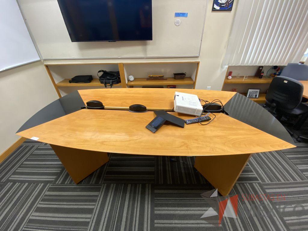 Lote 076 - Mesa de sala de juntas para 6 personas con accesorios para conexiones y cubierta color negro con madera - Imagen 5