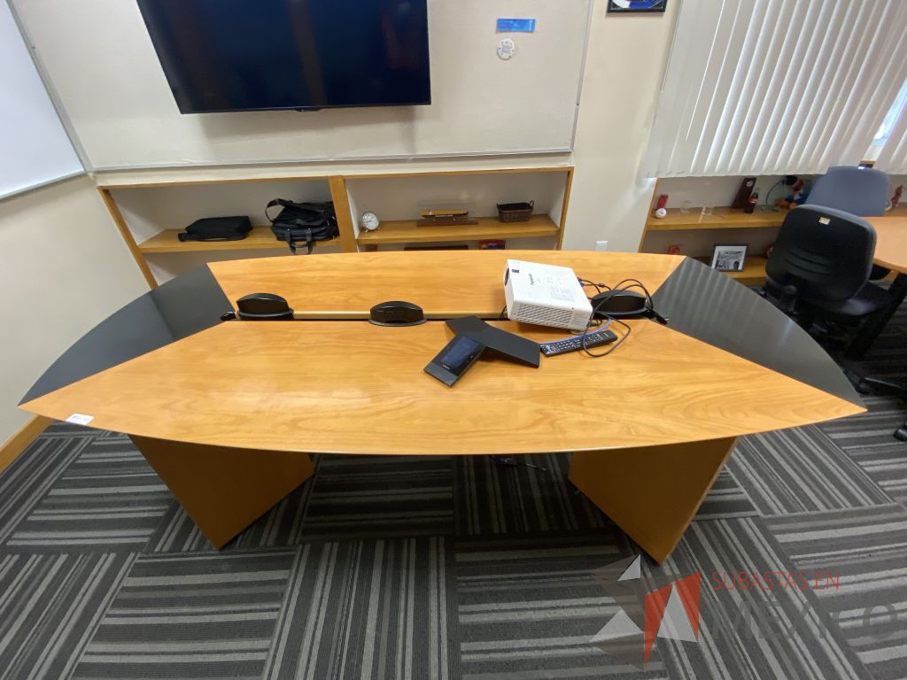 Lote 076 - Mesa de sala de juntas para 6 personas con accesorios para conexiones y cubierta color negro con madera - Imagen 4
