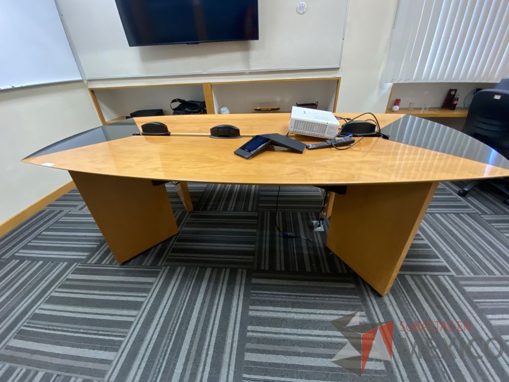 Lote 076 - Mesa de sala de juntas para 6 personas con accesorios para conexiones y cubierta color negro con madera