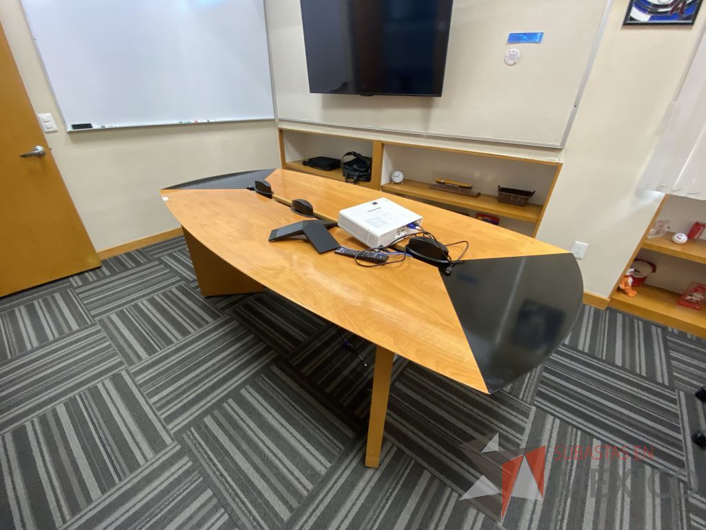 Lote 076 - Mesa de sala de juntas para 6 personas con accesorios para conexiones y cubierta color negro con madera - Imagen 3