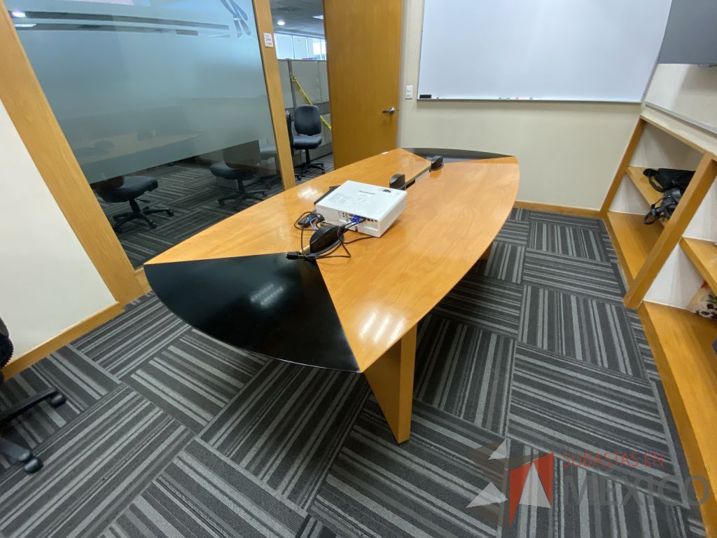 Lote 076 - Mesa de sala de juntas para 6 personas con accesorios para conexiones y cubierta color negro con madera - Imagen 2