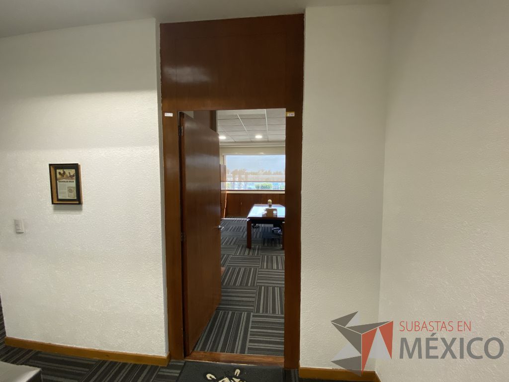 Lote 088 - Puerta de madera con manija metálica - Imagen 2