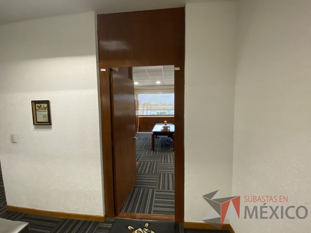 Lote 088 - Puerta de madera con manija metálica - Imagen 3