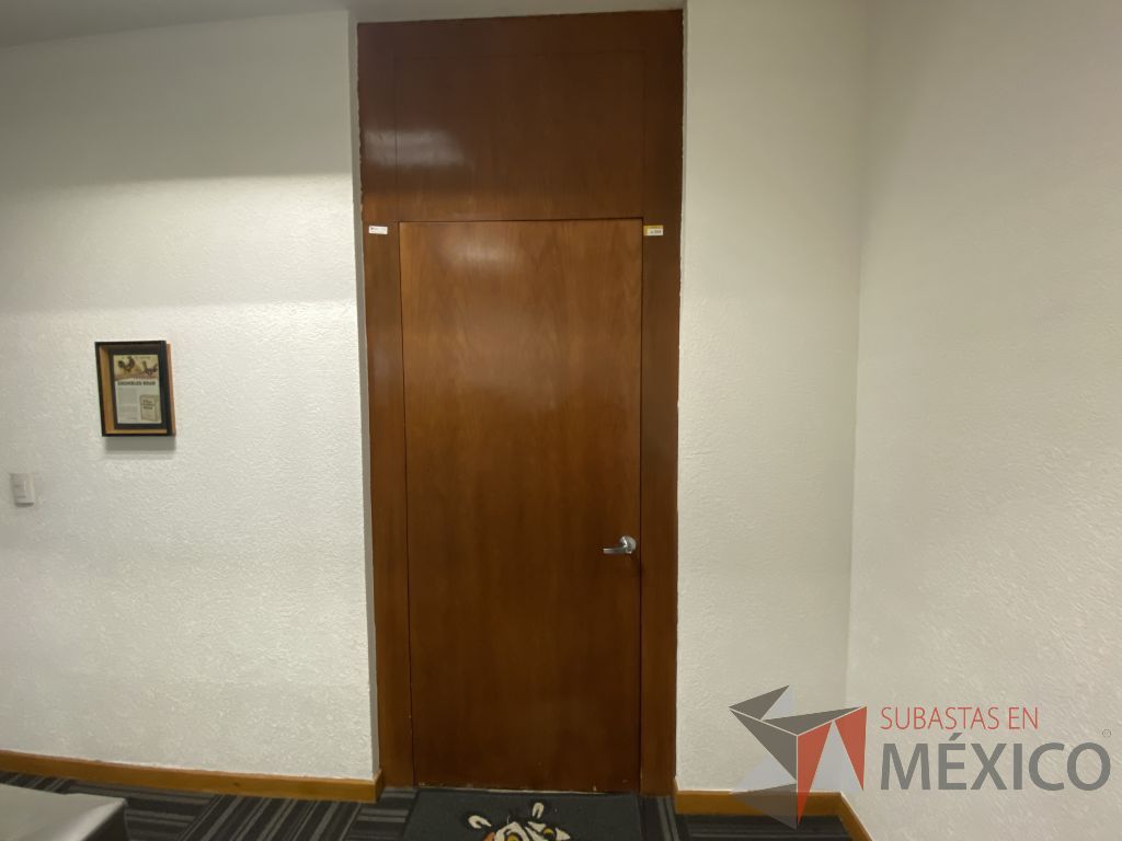 Lote 088 - Puerta de madera con manija metálica