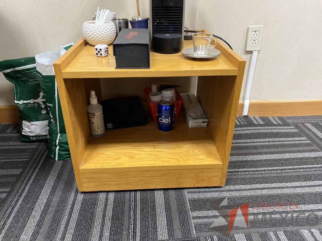 Lote 102 - Gabinete con espacio para documentos color madera