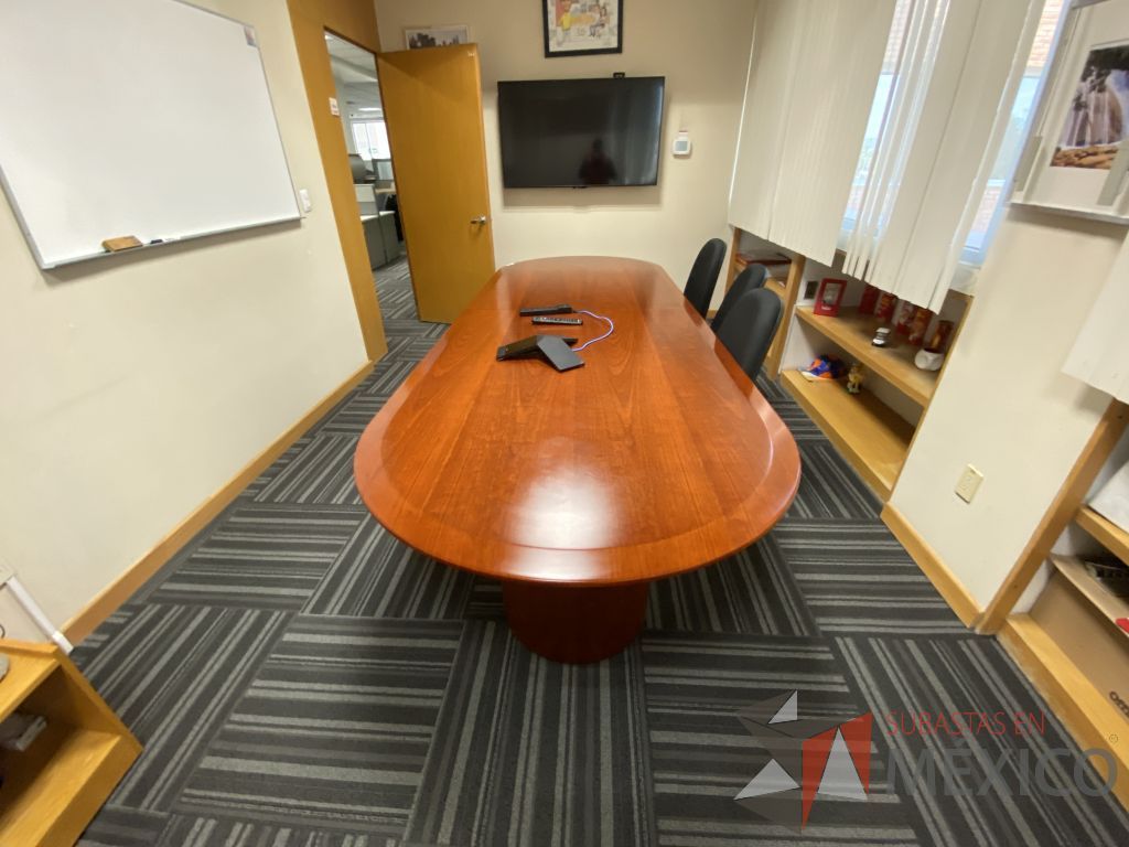 Lote 101 - Mesa de sala de juntas para 8 personas con base y cubierta color cafê - Imagen 2
