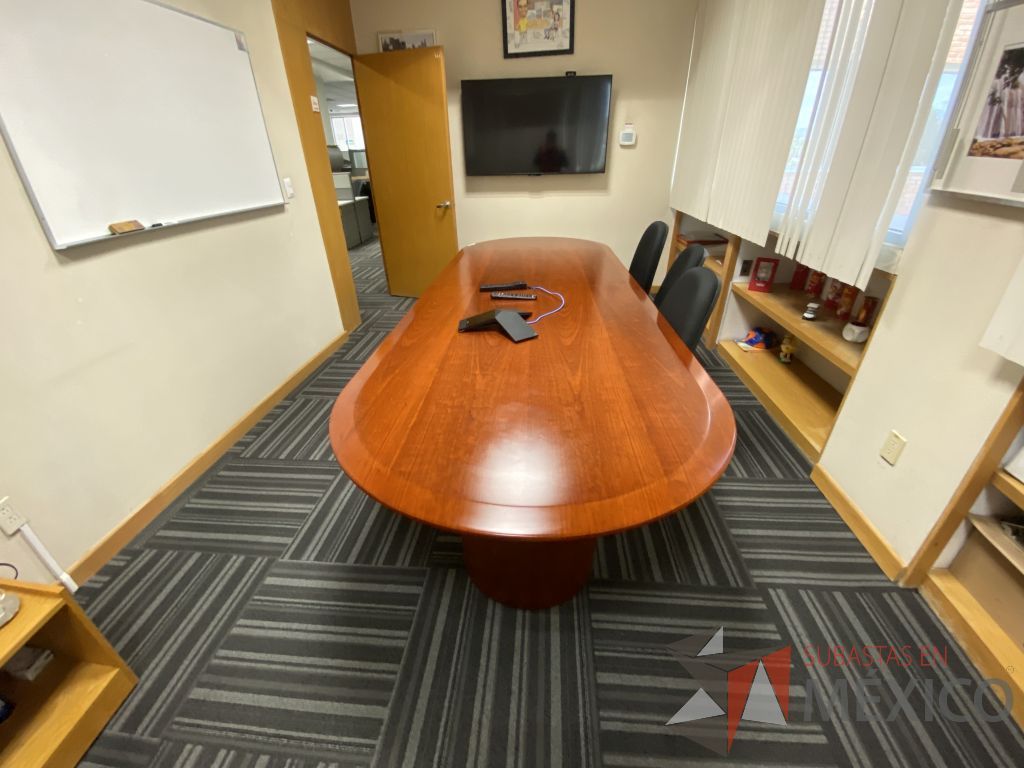 Lote 101 - Mesa de sala de juntas para 8 personas con base y cubierta color cafê