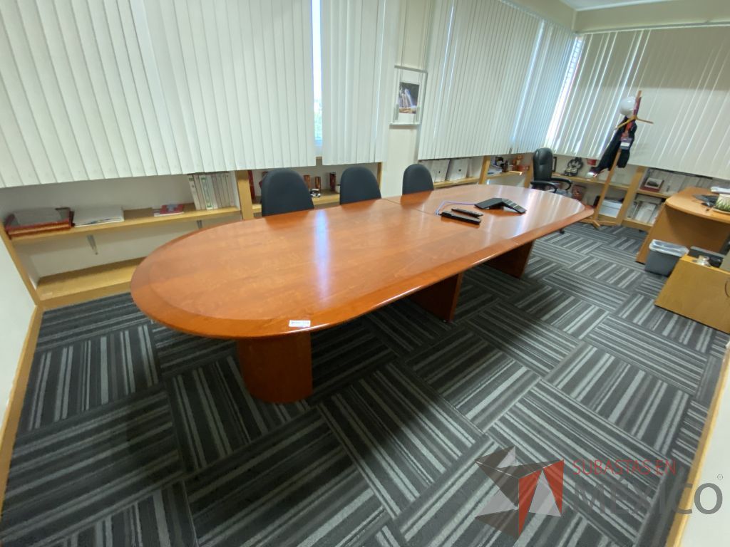 Lote 101 - Mesa de sala de juntas para 8 personas con base y cubierta color cafê - Imagen 6