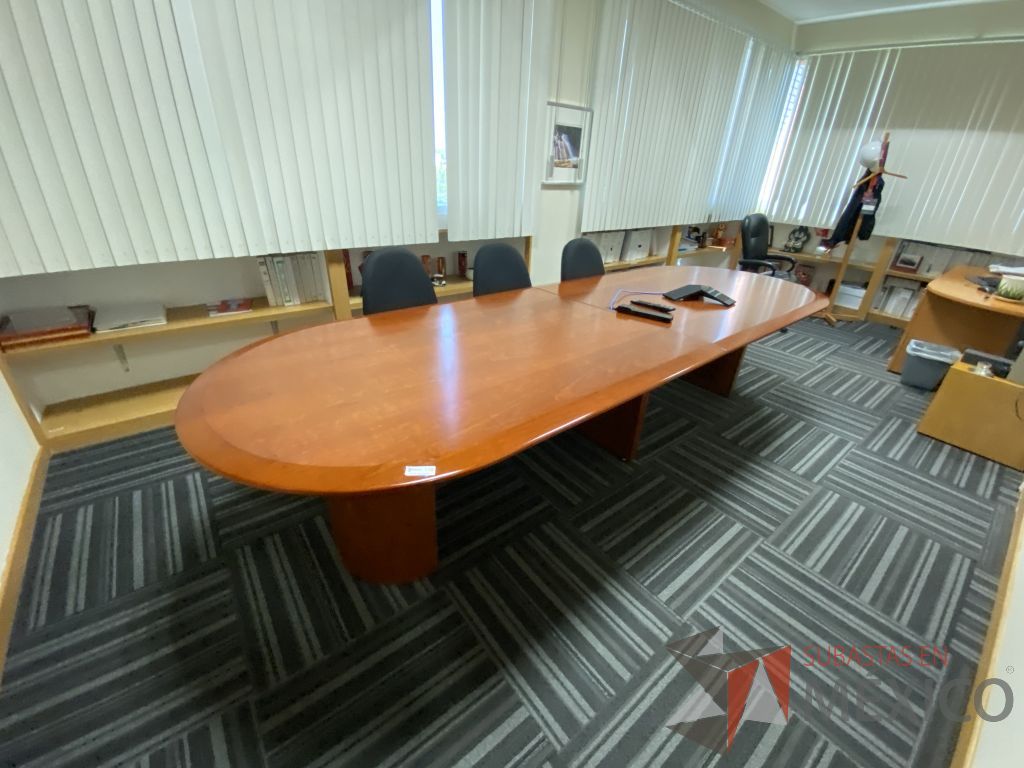 Lote 101 - Mesa de sala de juntas para 8 personas con base y cubierta color cafê - Imagen 7