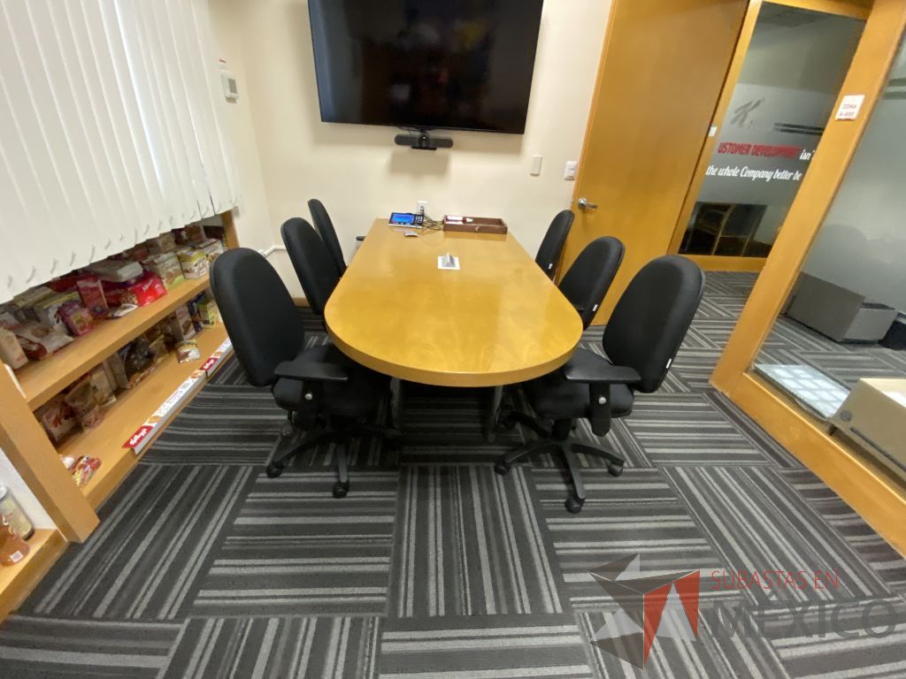 Lote 104 - Mesa de sala de juntas para 4 personas con 4 patas metálicas y cubierta color madera