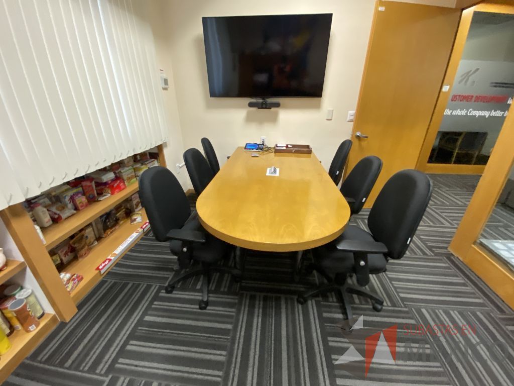 Lote 104 - Mesa de sala de juntas para 4 personas con 4 patas metálicas y cubierta color madera - Imagen 3