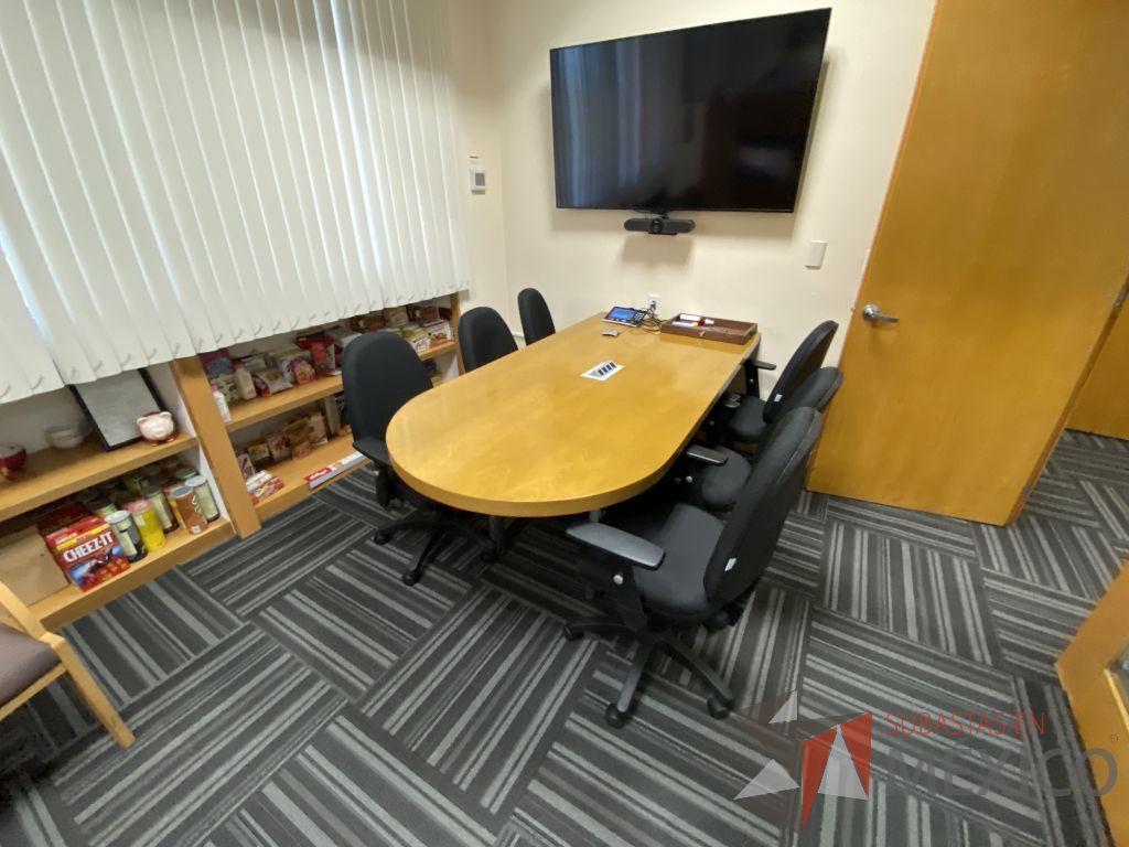 Lote 104 - Mesa de sala de juntas para 4 personas con 4 patas metálicas y cubierta color madera - Imagen 4