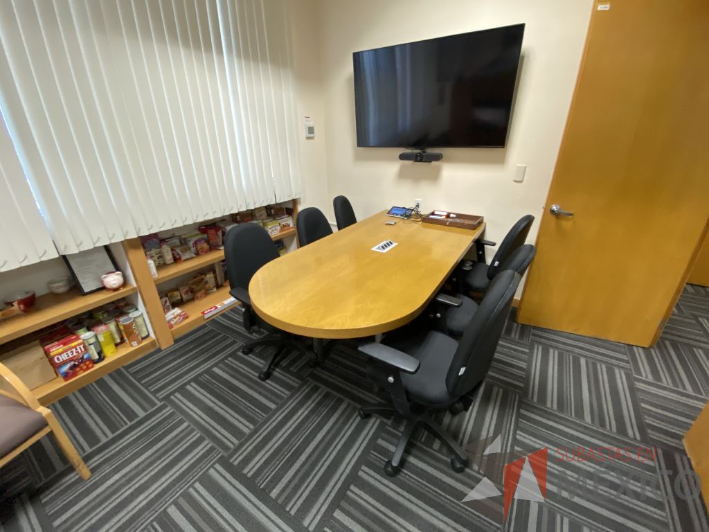 Lote 104 - Mesa de sala de juntas para 4 personas con 4 patas metálicas y cubierta color madera - Imagen 5