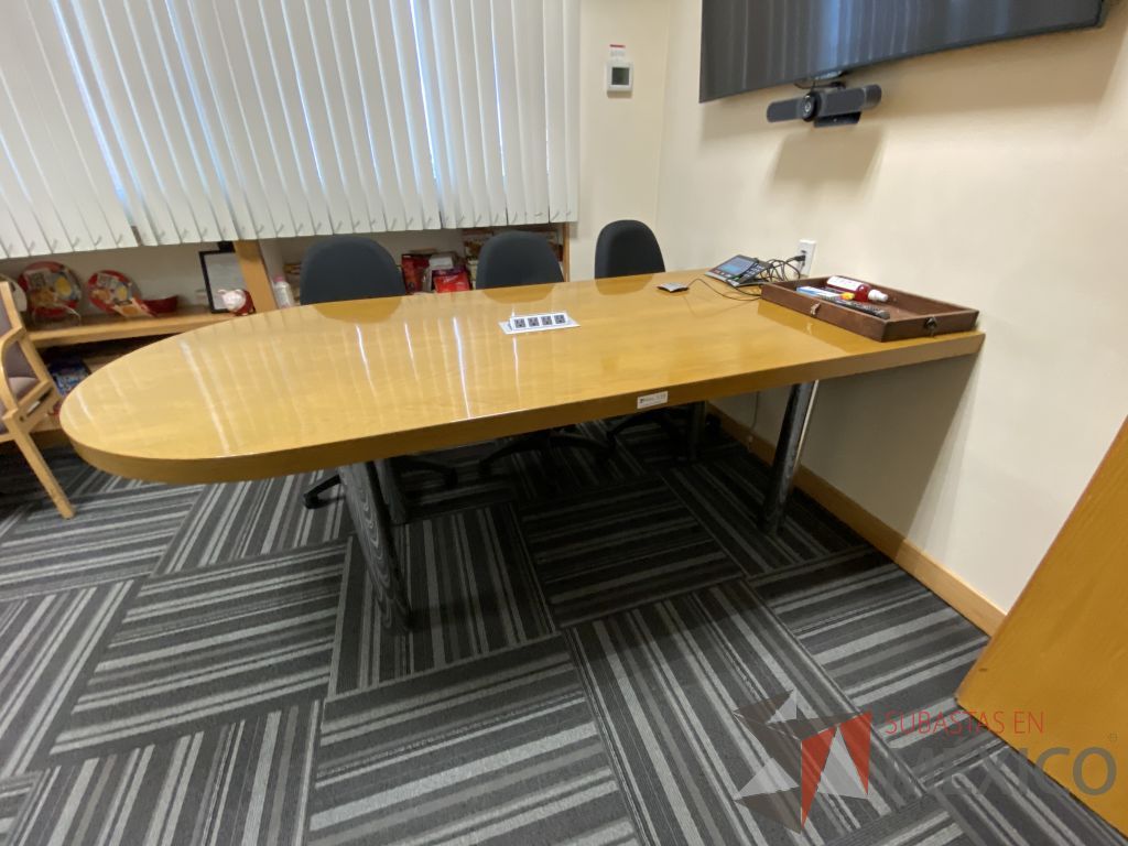 Lote 104 - Mesa de sala de juntas para 4 personas con 4 patas metálicas y cubierta color madera - Imagen 6