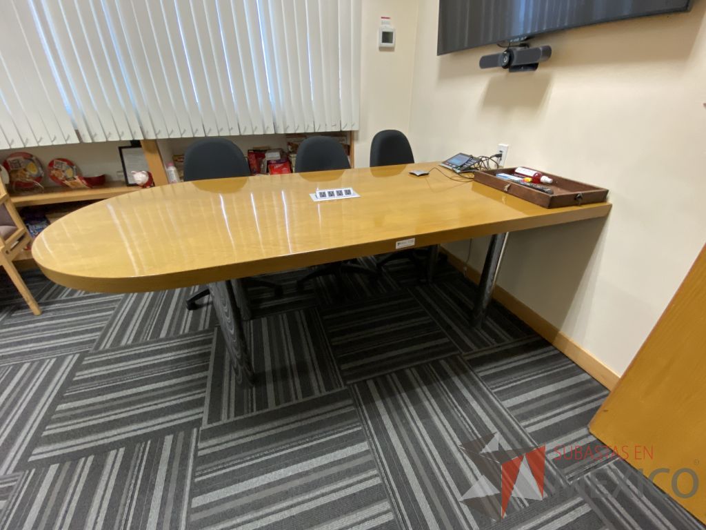 Lote 104 - Mesa de sala de juntas para 4 personas con 4 patas metálicas y cubierta color madera - Imagen 7