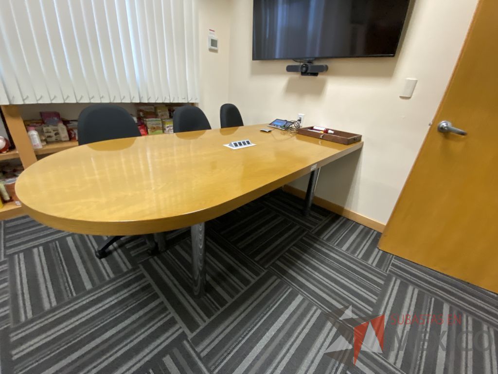 Lote 104 - Mesa de sala de juntas para 4 personas con 4 patas metálicas y cubierta color madera - Imagen 8