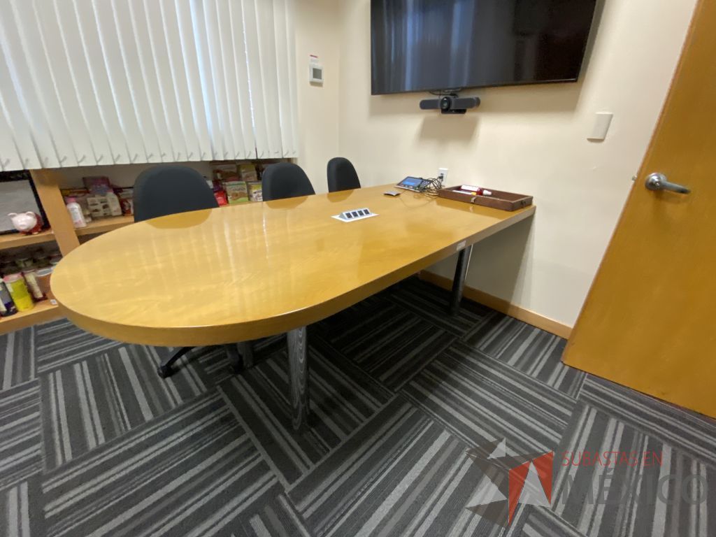 Lote 104 - Mesa de sala de juntas para 4 personas con 4 patas metálicas y cubierta color madera - Imagen 9