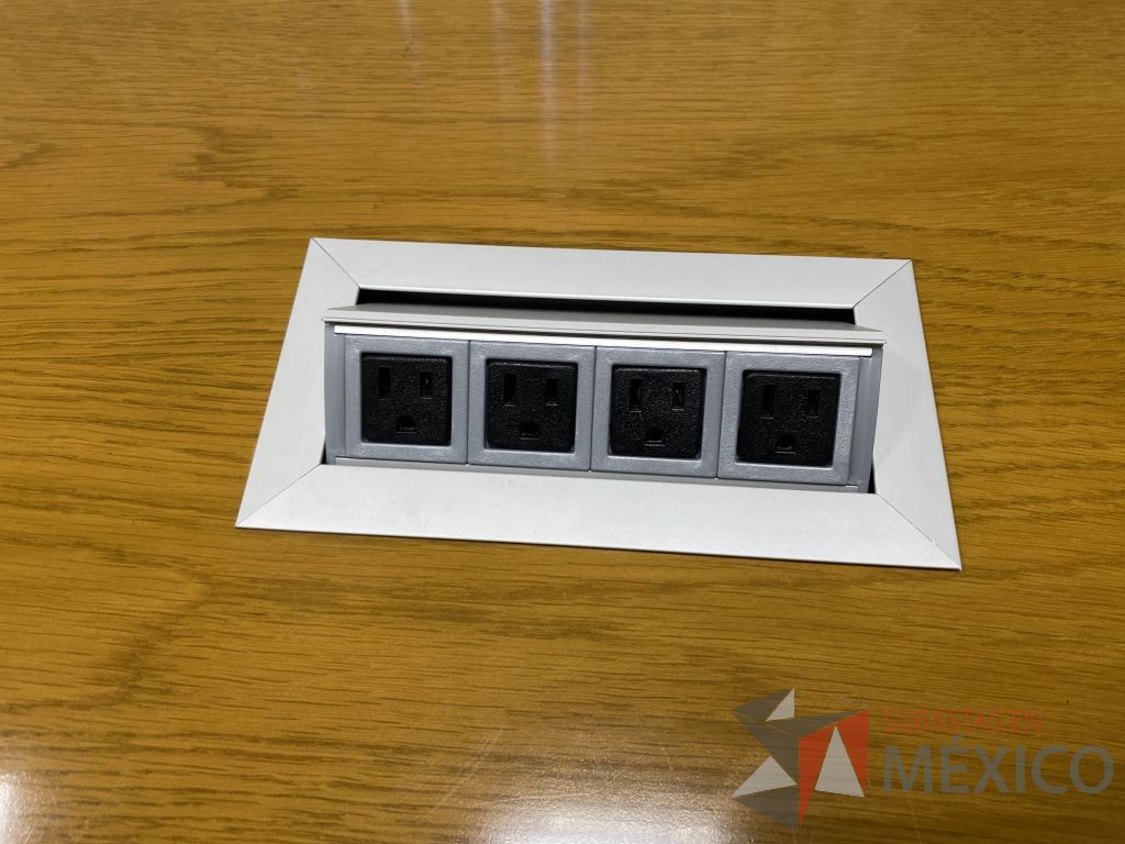 Lote 104 - Mesa de sala de juntas para 4 personas con 4 patas metálicas y cubierta color madera - Imagen 10