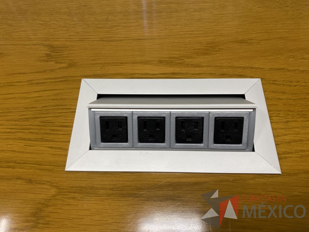 Lote 104 - Mesa de sala de juntas para 4 personas con 4 patas metálicas y cubierta color madera - Imagen 11