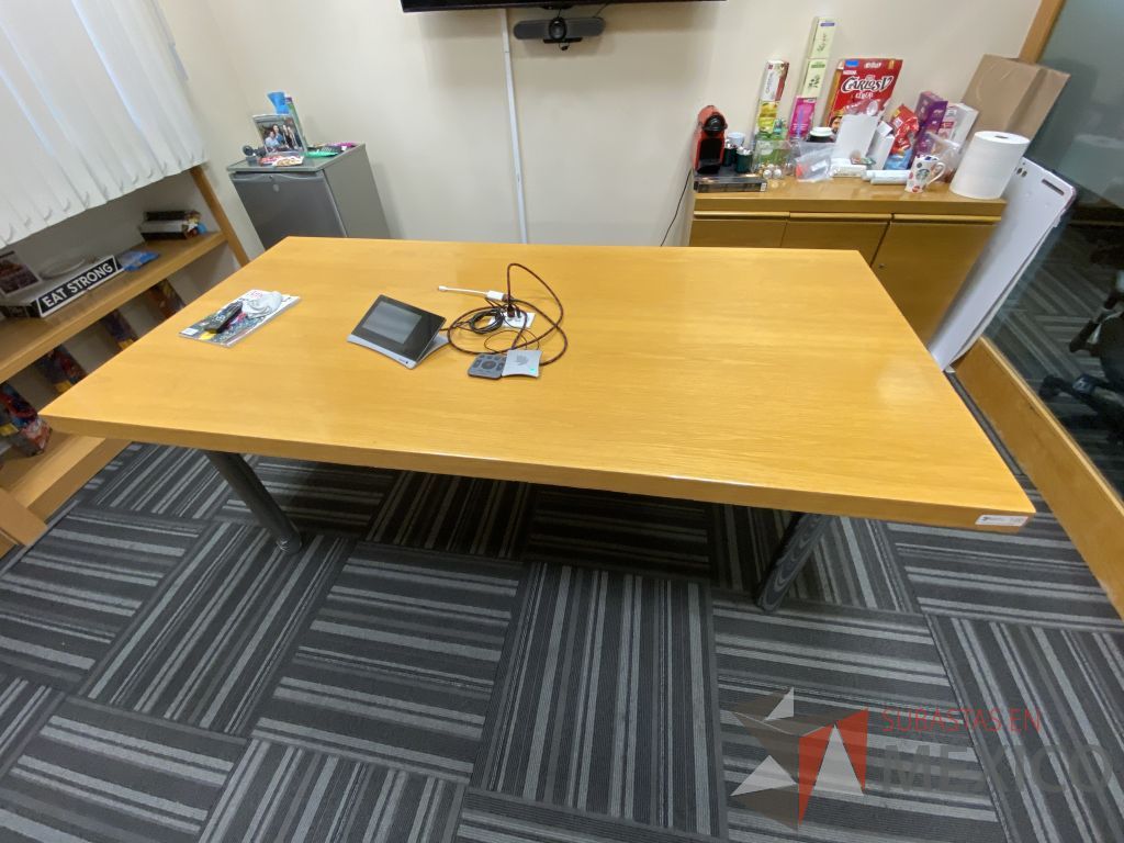 Lote 106 - Mesa de sala de juntas rectangular para 6 personas con 4 patas metálicas y cubierta color madera - Imagen 2