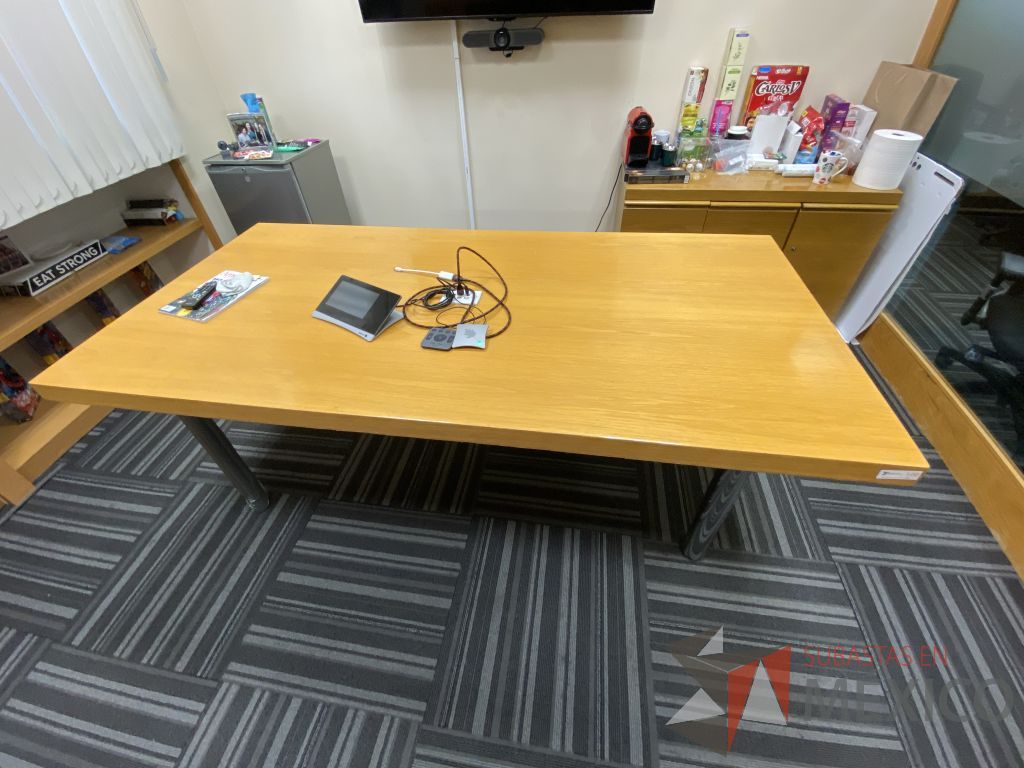 Lote 106 - Mesa de sala de juntas rectangular para 6 personas con 4 patas metálicas y cubierta color madera