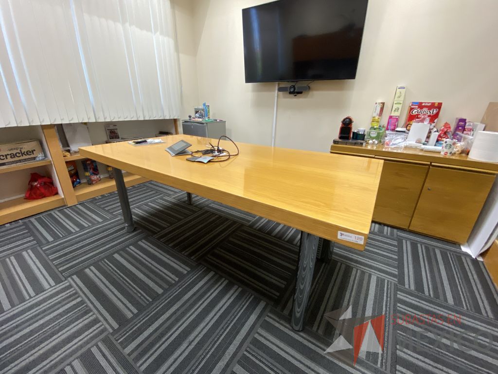 Lote 106 - Mesa de sala de juntas rectangular para 6 personas con 4 patas metálicas y cubierta color madera - Imagen 3