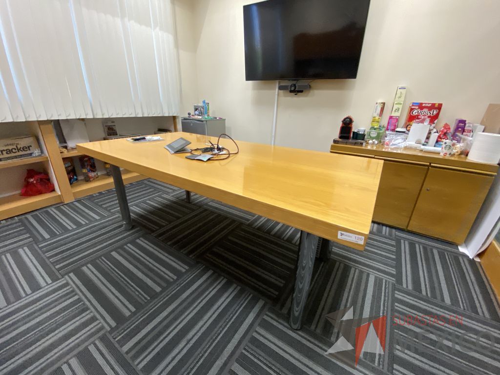 Lote 106 - Mesa de sala de juntas rectangular para 6 personas con 4 patas metálicas y cubierta color madera - Imagen 4