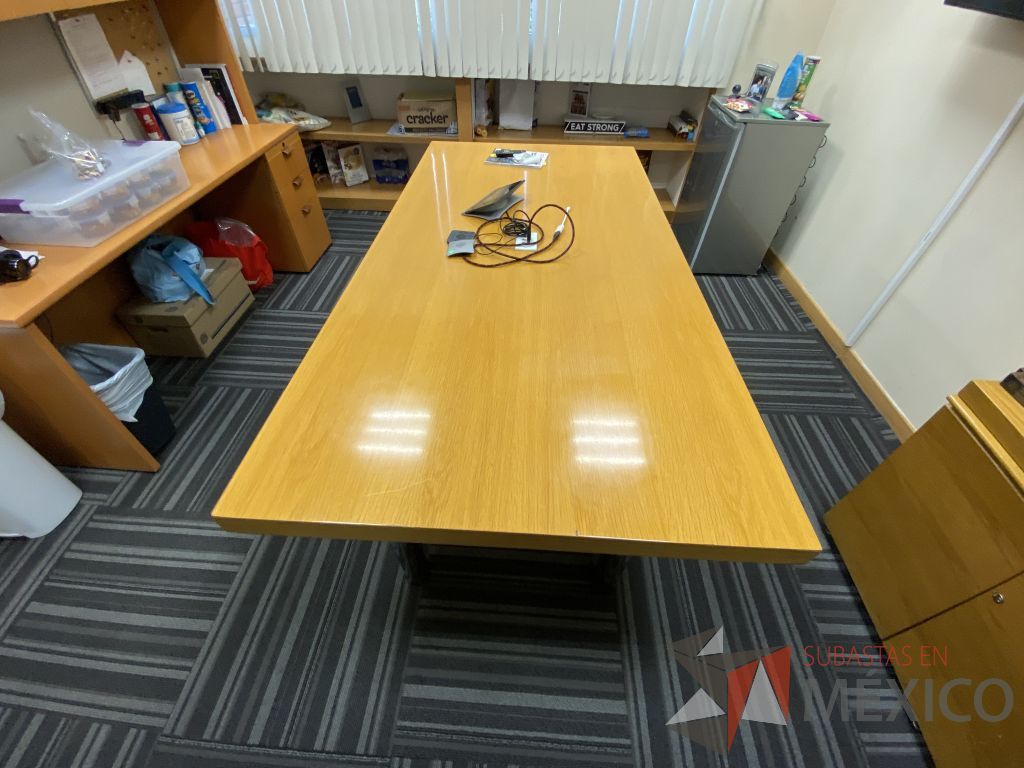 Lote 106 - Mesa de sala de juntas rectangular para 6 personas con 4 patas metálicas y cubierta color madera - Imagen 5