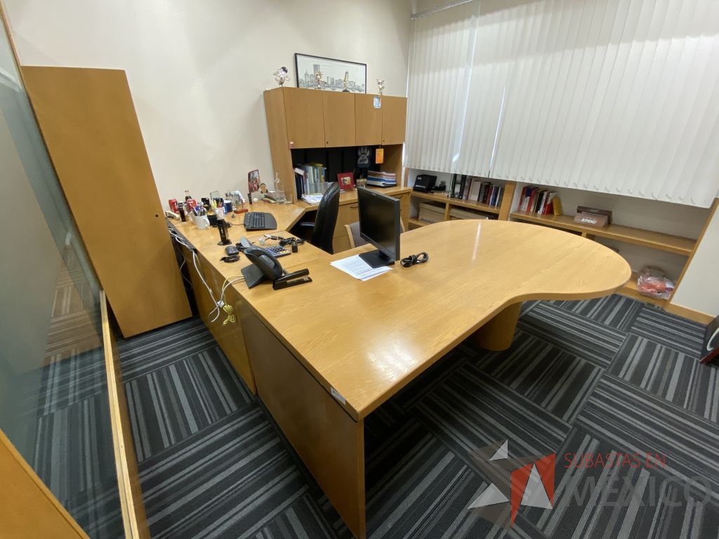 Lote 109 - Escritorio en herradura con 5 cajones y gabinete superior de 4 puertas color madera - Imagen 3