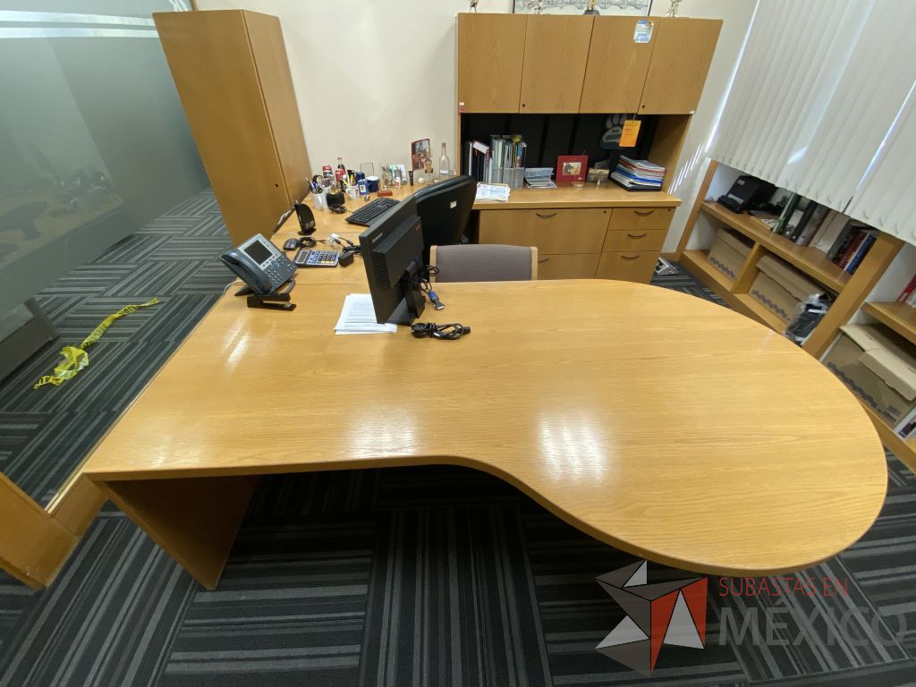 Lote 109 - Escritorio en herradura con 5 cajones y gabinete superior de 4 puertas color madera - Imagen 4