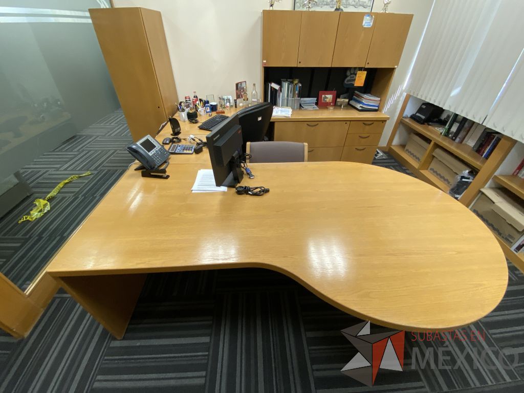 Lote 109 - Escritorio en herradura con 5 cajones y gabinete superior de 4 puertas color madera - Imagen 5