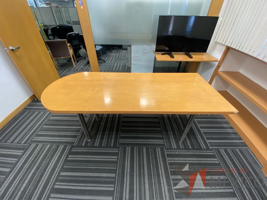 Lote 112 - Mesa de trabajo con 4 patas metálicas y cubierta color madera