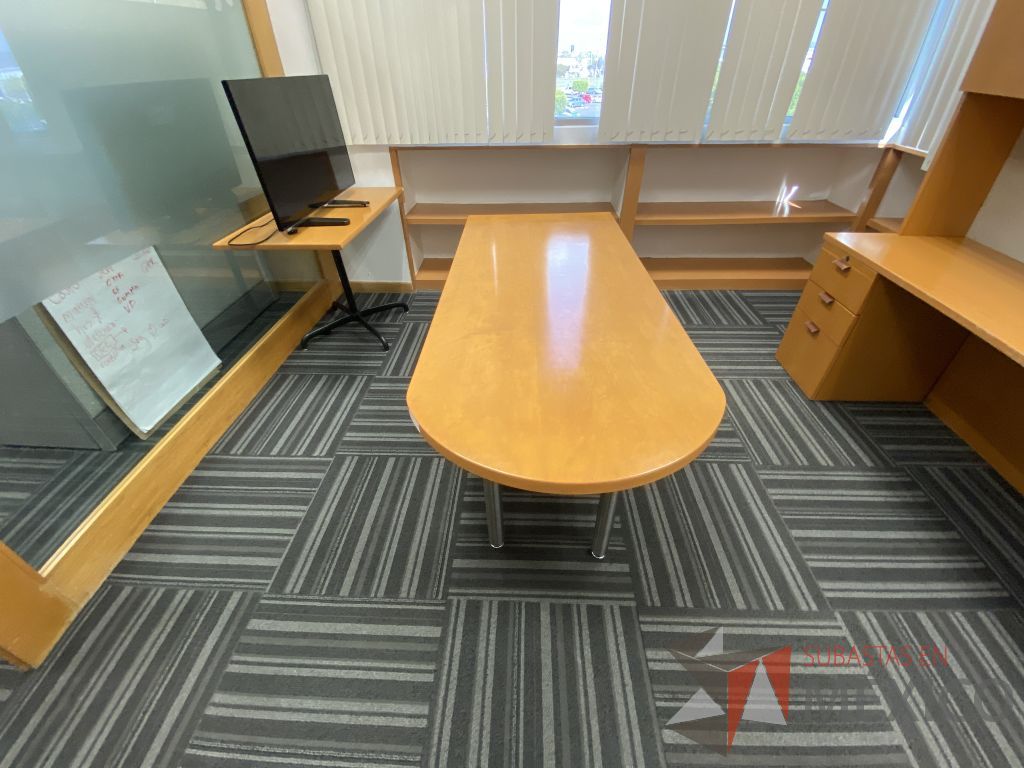 Lote 112 - Mesa de trabajo con 4 patas metálicas y cubierta color madera - Imagen 2