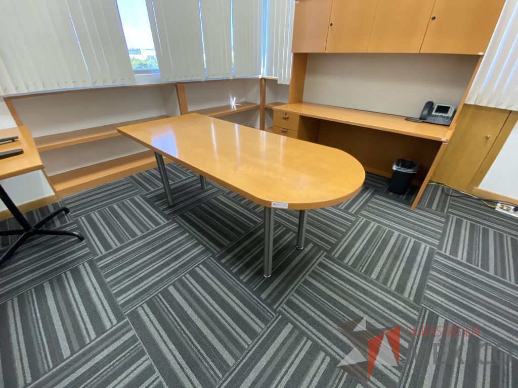 Lote 112 - Mesa de trabajo con 4 patas metálicas y cubierta color madera - Imagen 3
