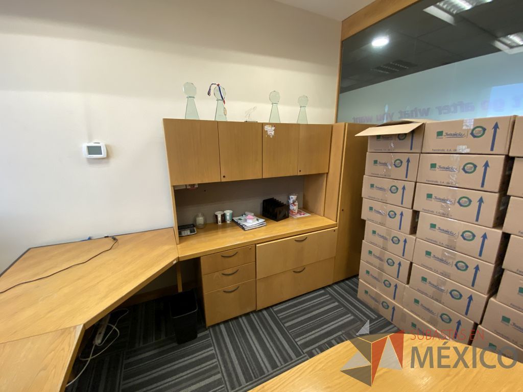 Lote 120 - Escritorio en herradura con 5 cajones y gabinete superior de 4 puertas color madera - Imagen 4