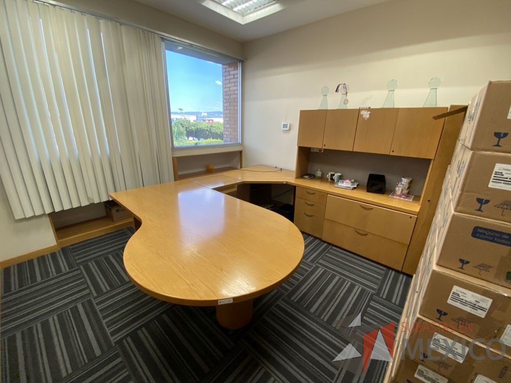 Lote 120 - Escritorio en herradura con 5 cajones y gabinete superior de 4 puertas color madera - Imagen 7