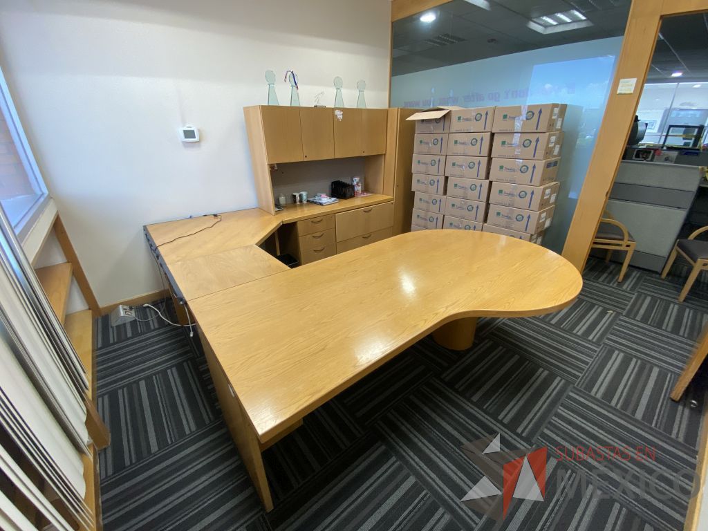 Lote 120 - Escritorio en herradura con 5 cajones y gabinete superior de 4 puertas color madera - Imagen 10