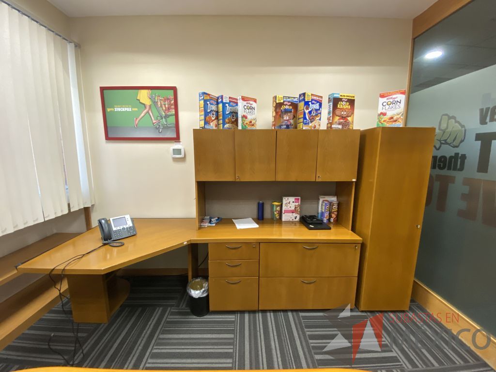 Lote 125 - Escritorio en escuadra con 5 cajones y gabinete superior de 4 puertas color madera - Imagen 5