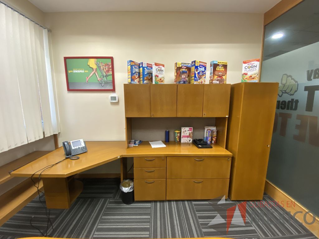 Lote 125 - Escritorio en escuadra con 5 cajones y gabinete superior de 4 puertas color madera - Imagen 7