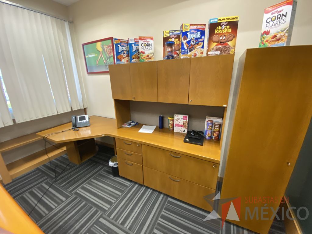 Lote 125 - Escritorio en escuadra con 5 cajones y gabinete superior de 4 puertas color madera - Imagen 2